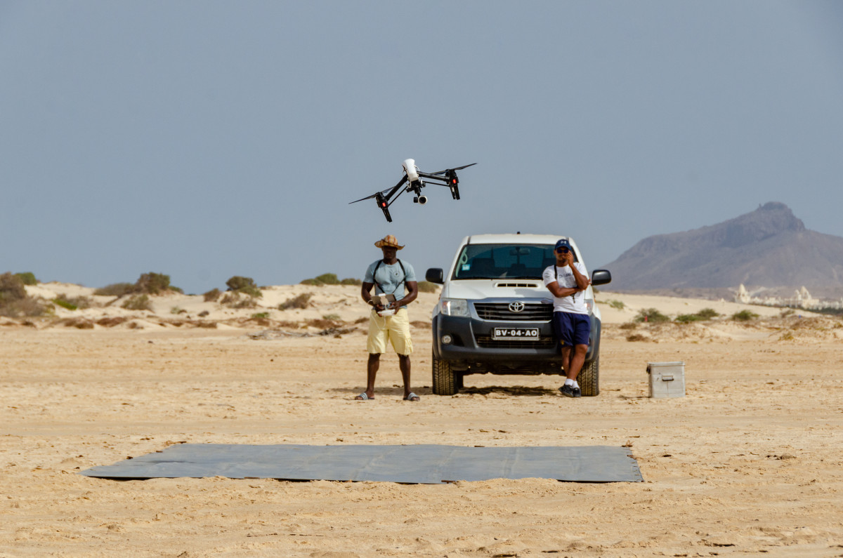Flug- und Landetraining mit der Nachtsichtdrohne bei Tageslicht, Boa Vista.