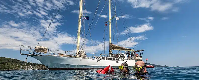 Zwei Taucher an Bord der SY Waya Waya – Meeresschutz im Mittelmeer mit Project Manaia.